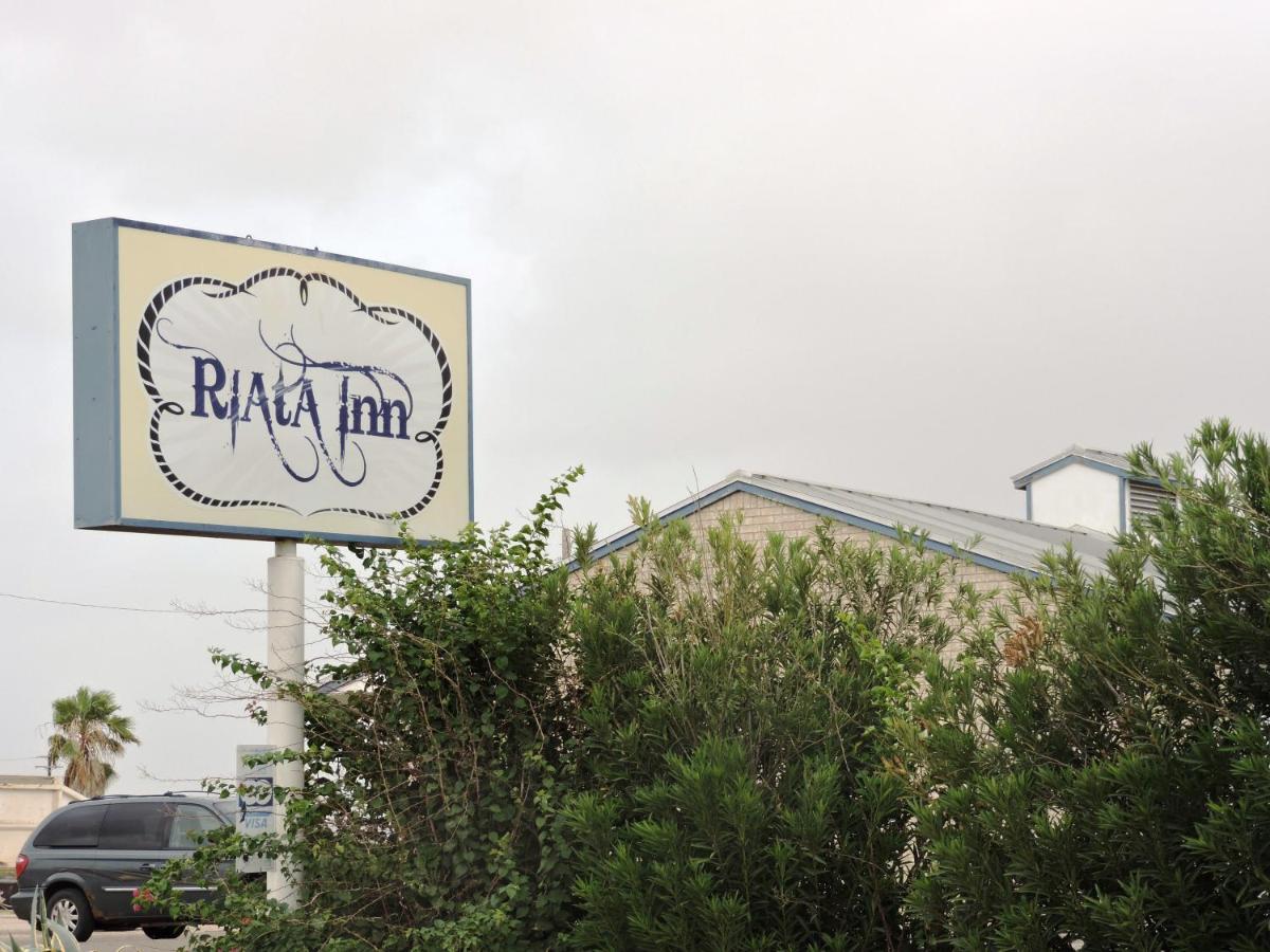 Riata Inn - Кристал-Сити Экстерьер фото